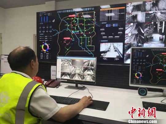 圖為白銀綜合地下管廊總控室工作人員正在進行氧氣、濕度、溫度等監(jiān)測?！「呖档?攝